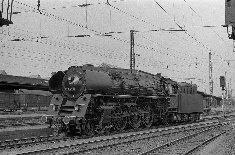 DB 01 0529-6 in Halle Bild 01